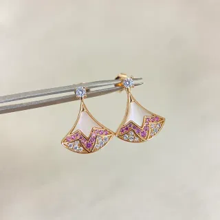Brincos de nácar-mãe em forma de leque e pedra rosa em tom dourado