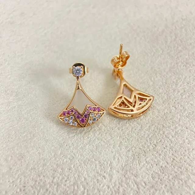 Brincos de nácar-mãe em forma de leque e pedra rosa em tom dourado 2