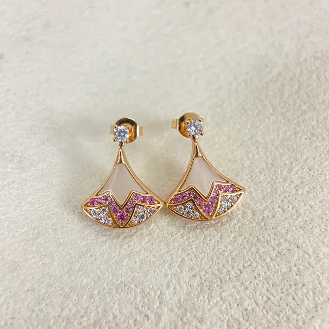 Brincos de nácar-mãe em forma de leque e pedra rosa em tom dourado 3