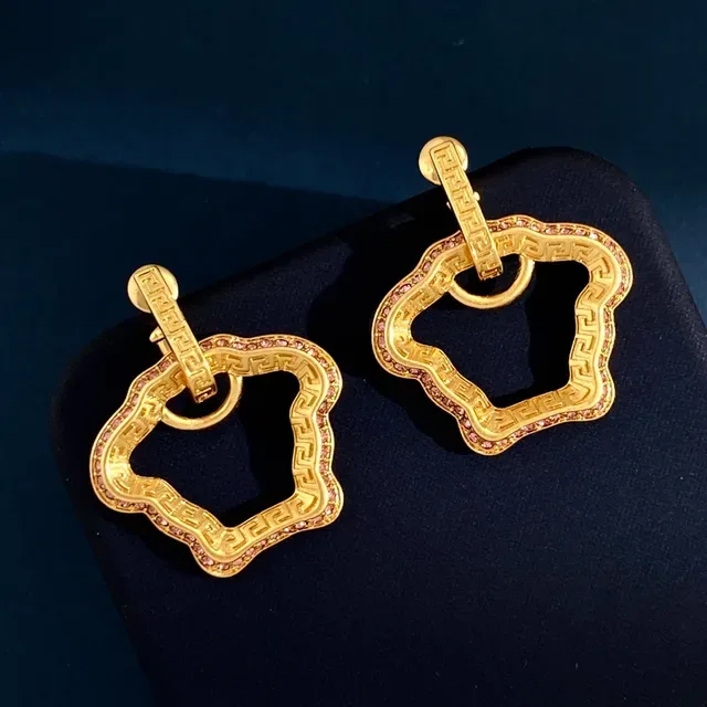 Boucles d'oreilles à bascule en ton doré avec motif de clé grecque et pierres pavées 5