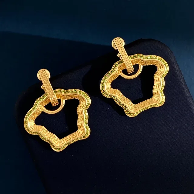 Boucles d'oreilles à bascule en ton doré avec motif de clé grecque et pierres pavées 6