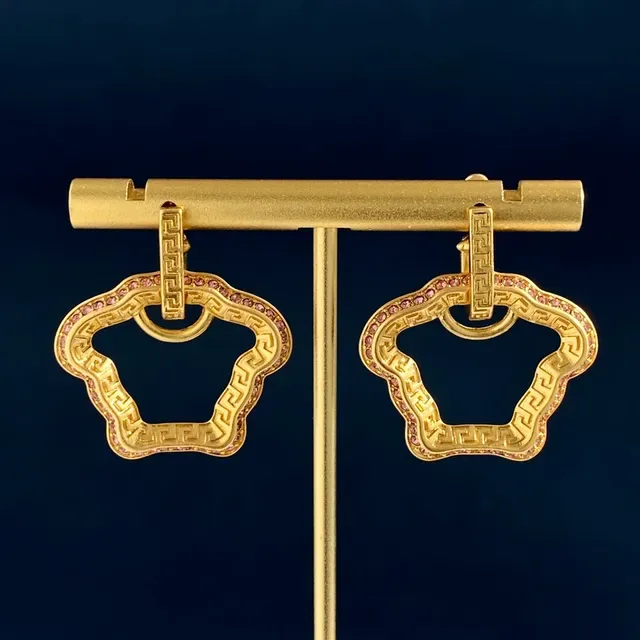 Boucles d'oreilles à bascule en ton doré avec motif de clé grecque et pierres pavées 8