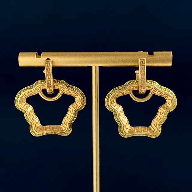 Boucles d'oreilles à bascule en ton doré avec motif de clé grecque et pierres pavées 9