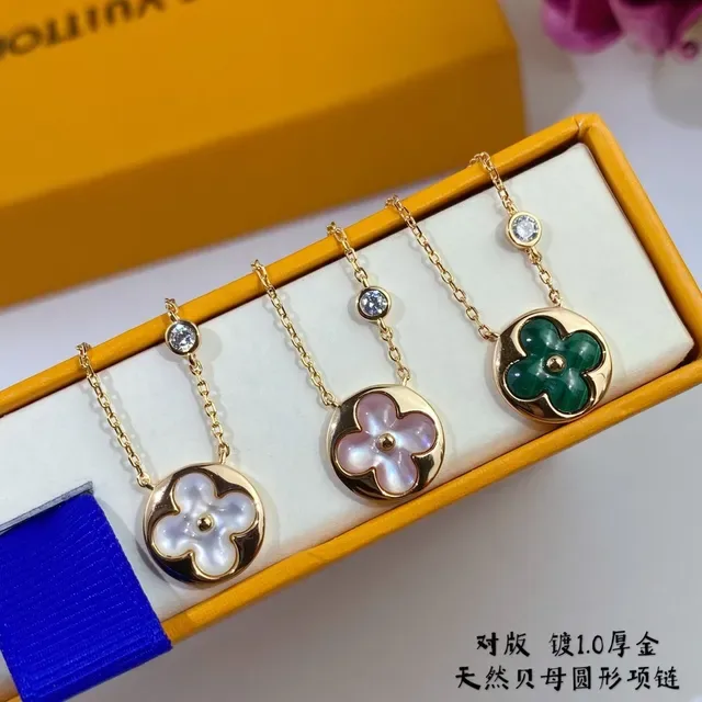 Collar con colgante de flor de madreperla en tono dorado 2