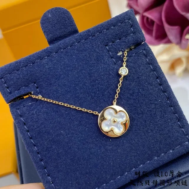 Collar con colgante de flor de madreperla en tono dorado 3