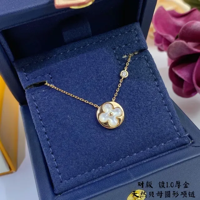 Collar con colgante de flor de madreperla en tono dorado 9