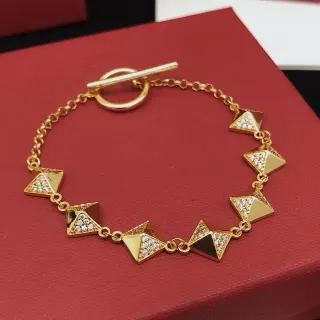 Pulsera con charm de pirámide pavé en tono dorado y broche toggle