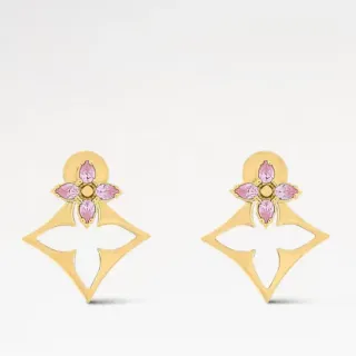 Brincos em tom dourado com gemas rosadas, motivo floral aberto