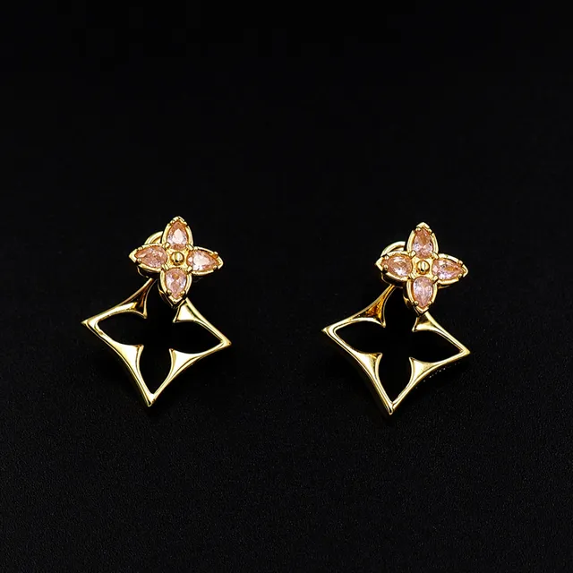 Brincos em tom dourado com gemas rosadas, motivo floral aberto 2