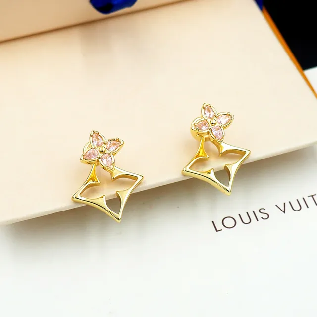 Brincos em tom dourado com gemas rosadas, motivo floral aberto 9