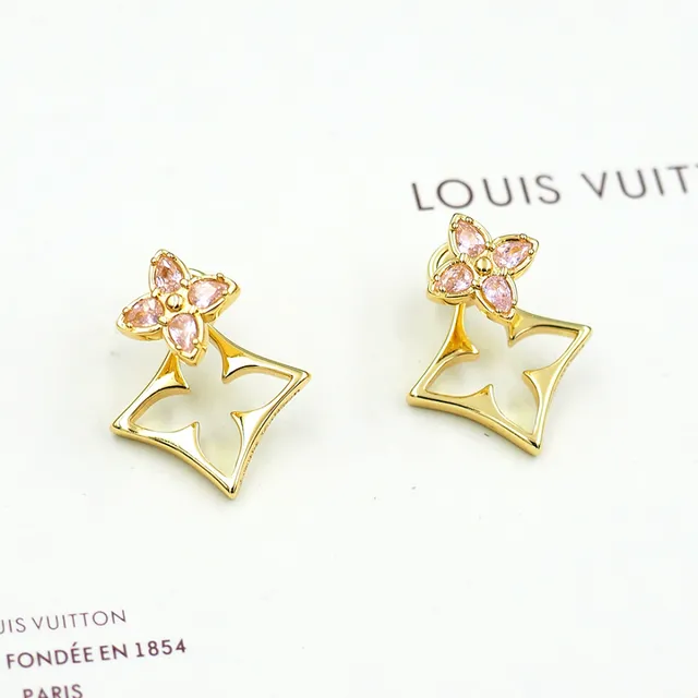 Brincos em tom dourado com gemas rosadas, motivo floral aberto 5