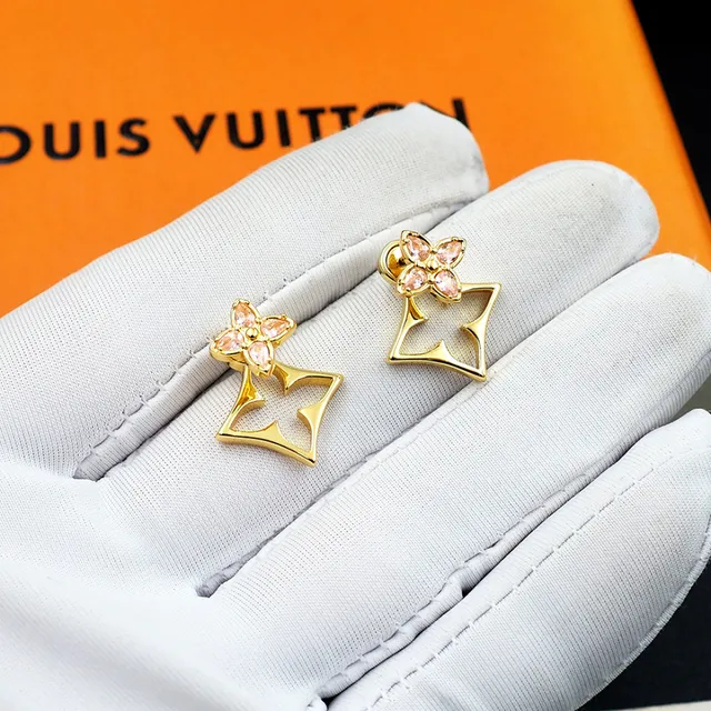 Brincos em tom dourado com gemas rosadas, motivo floral aberto 6