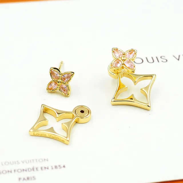 Brincos em tom dourado com gemas rosadas, motivo floral aberto 7