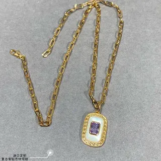 Collier pendentif rectangulaire en ton doré avec inlay d'opale et gemme violette