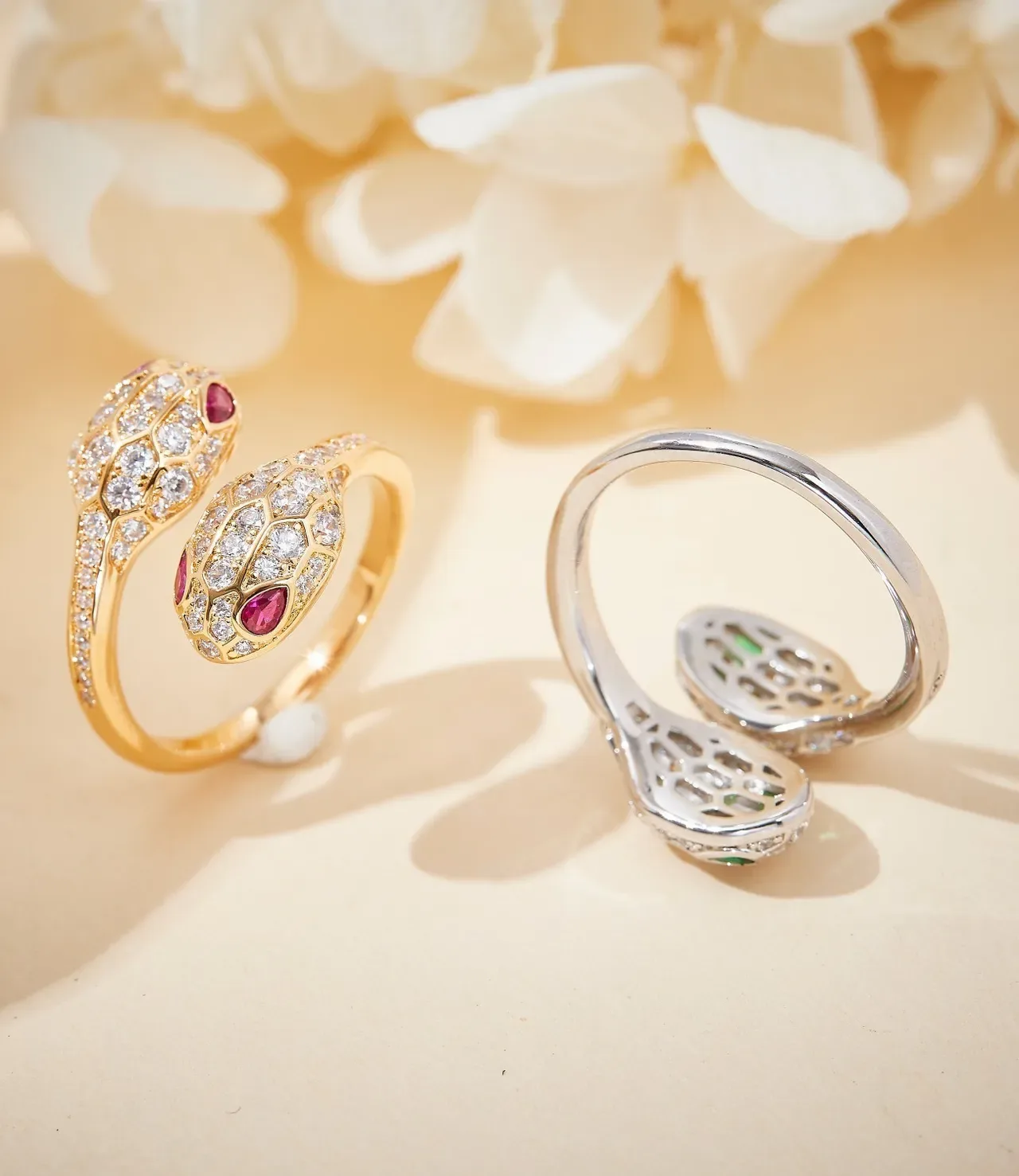 Bague ouverte motif de serpent en doré pavé-set de pierres rouges et transparentes 2