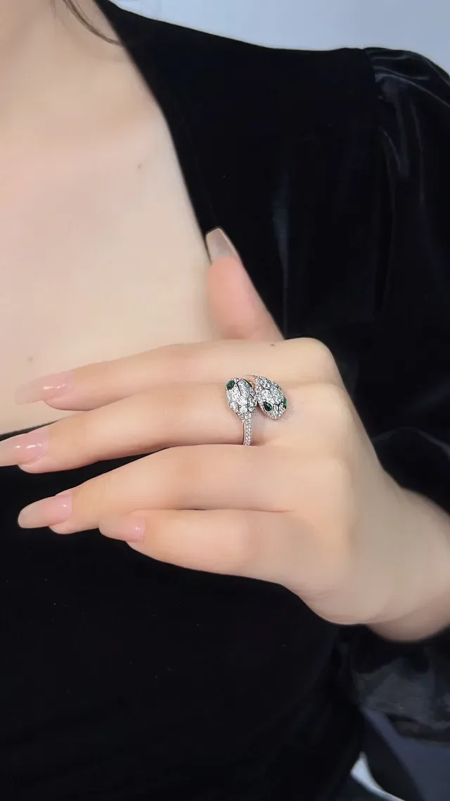 Bague ouverte motif de serpent en doré pavé-set de pierres rouges et transparentes 3