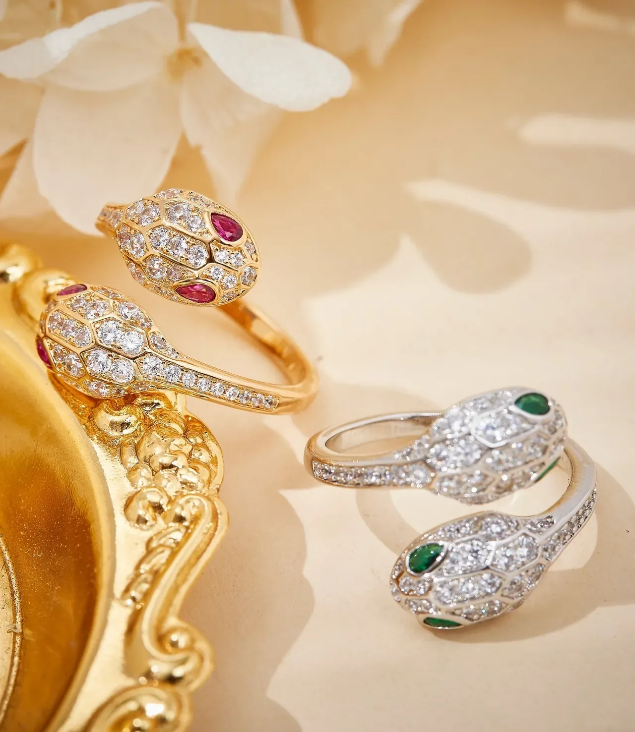 Bague ouverte motif de serpent en doré pavé-set de pierres rouges et transparentes 4