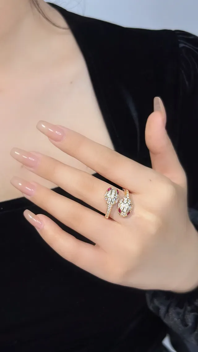 Bague ouverte motif de serpent en doré pavé-set de pierres rouges et transparentes 7