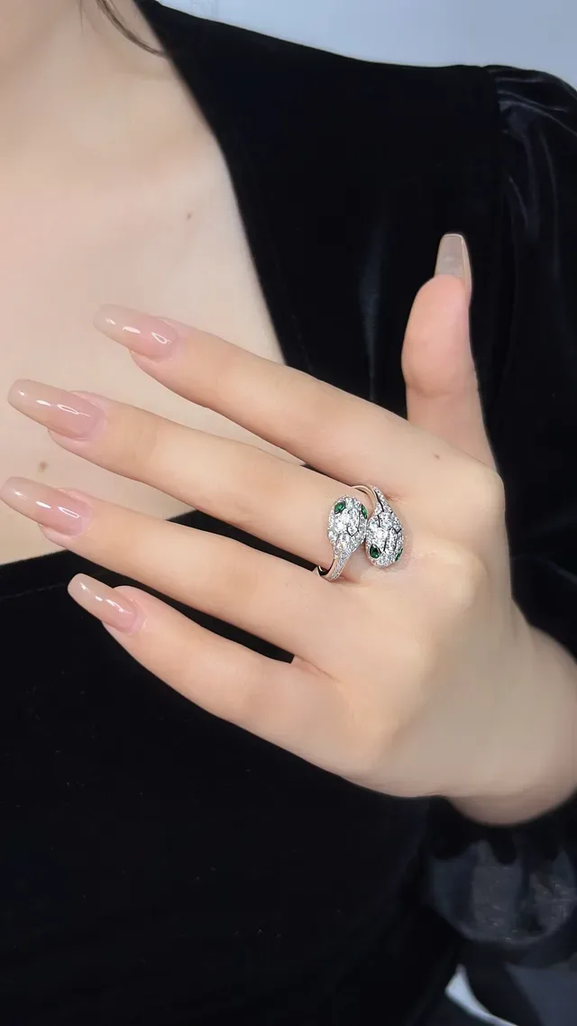 Bague ouverte motif de serpent en doré pavé-set de pierres rouges et transparentes 8