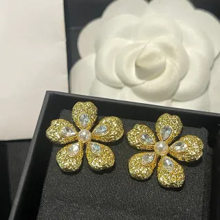 Brincos de pérola floral texturizada de tom dourado e cristal