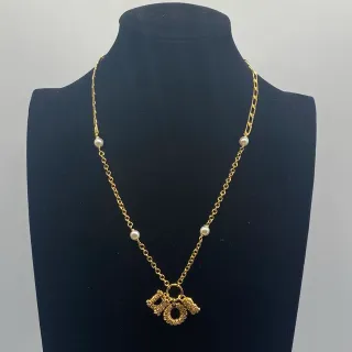 Cadena de oro blanco con acentos de perla cultivada joyería