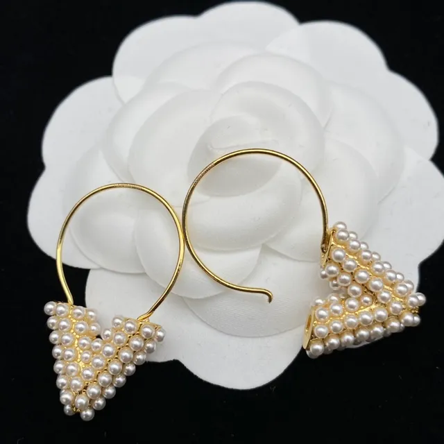 Brincos triangulares com aro branco e pérolas de ouro 6