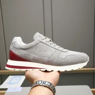 Sneakers grises y rojos perforados de ante retro runner lifestyle