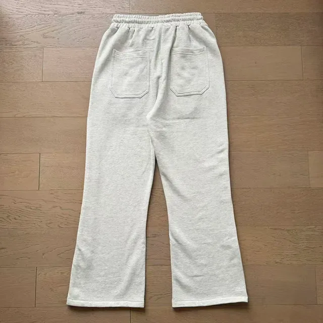 Pantalon gris argent heather fleece avec rangs latéraux de décorations métalliques 4