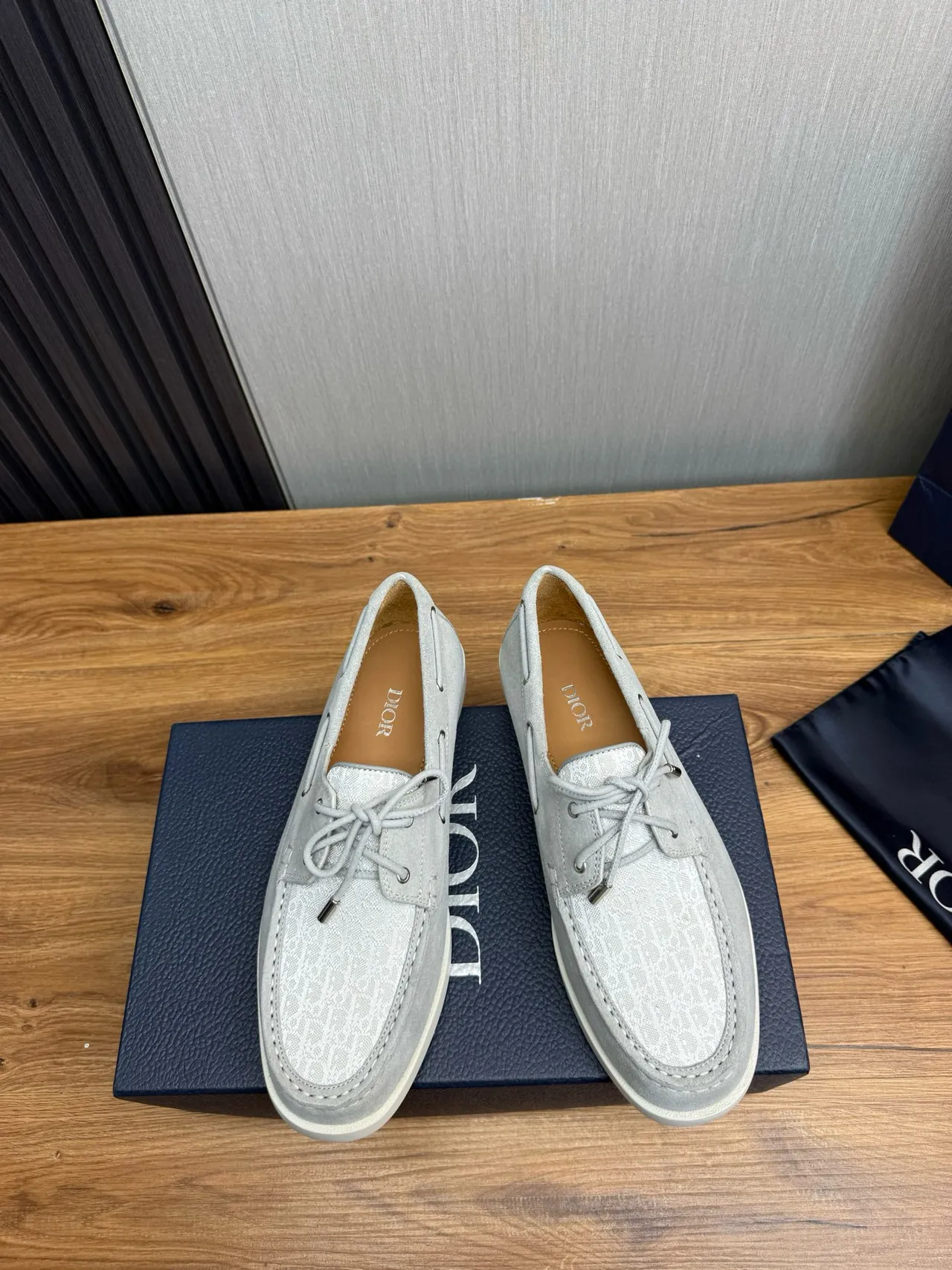 Zapatos de bote de ante gris blanco claro monogramado textil con punta de zapato 2