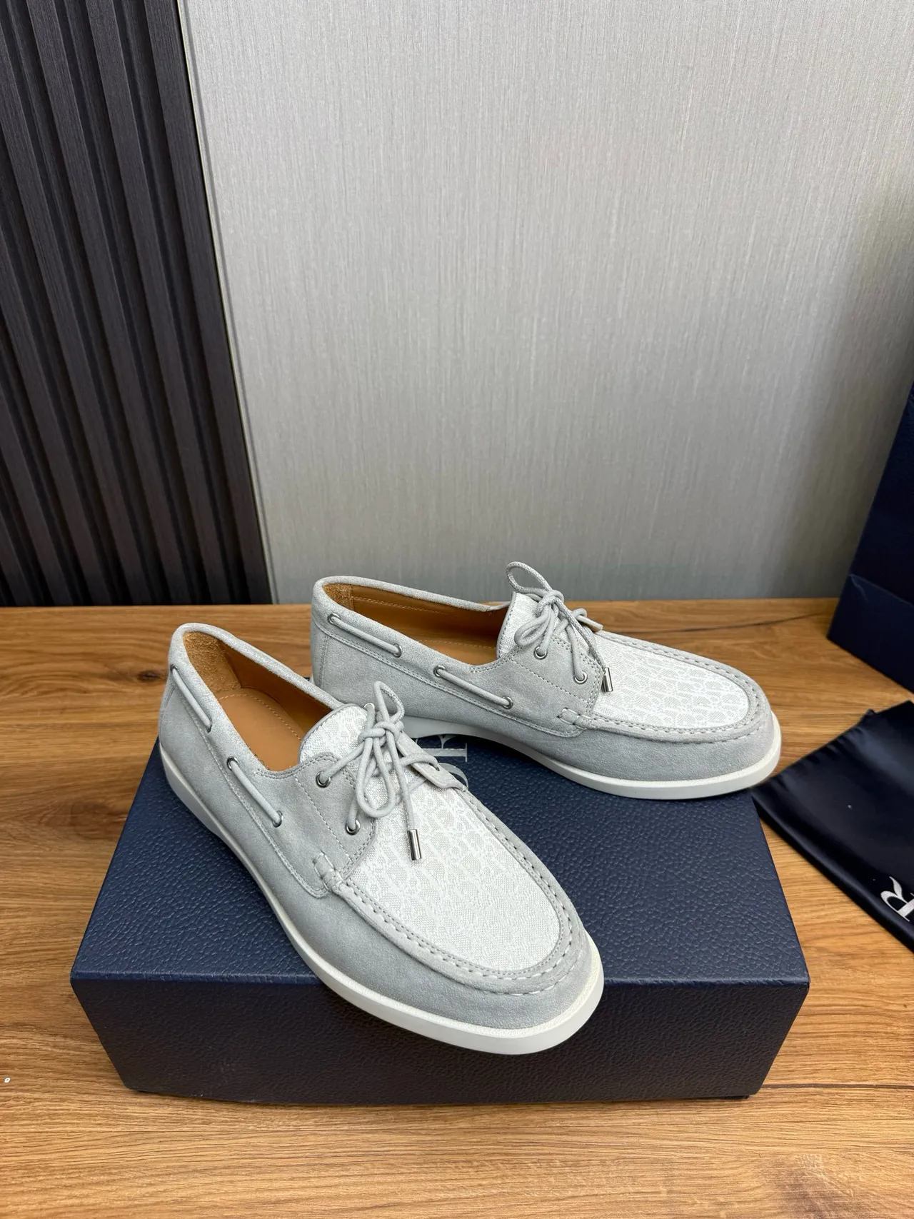 Zapatos de bote de ante gris blanco claro monogramado textil con punta de zapato 3
