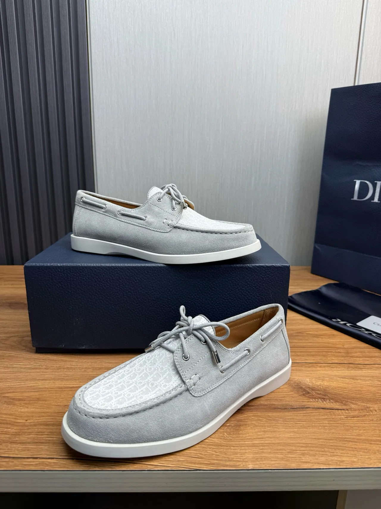 Zapatos de bote de ante gris blanco claro monogramado textil con punta de zapato 4