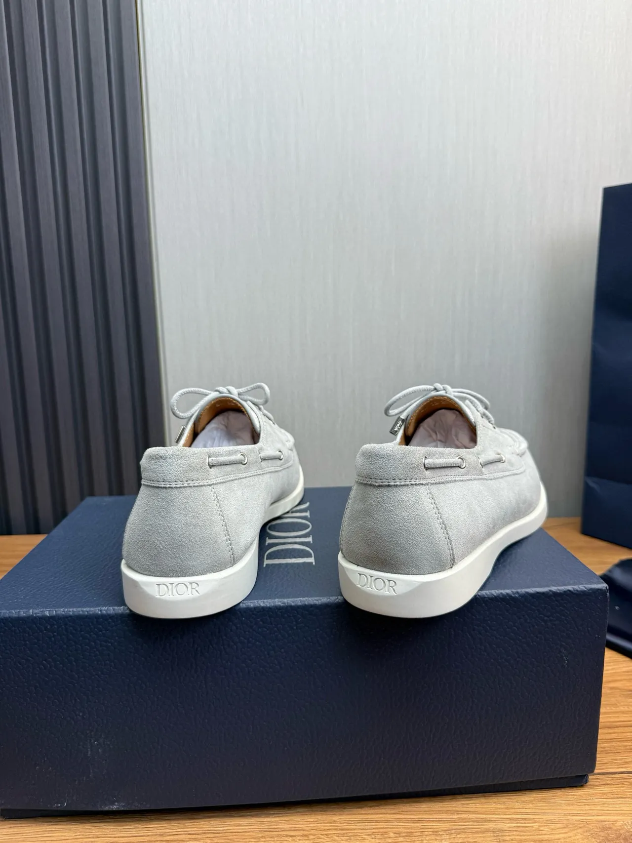 Zapatos de bote de ante gris blanco claro monogramado textil con punta de zapato 5