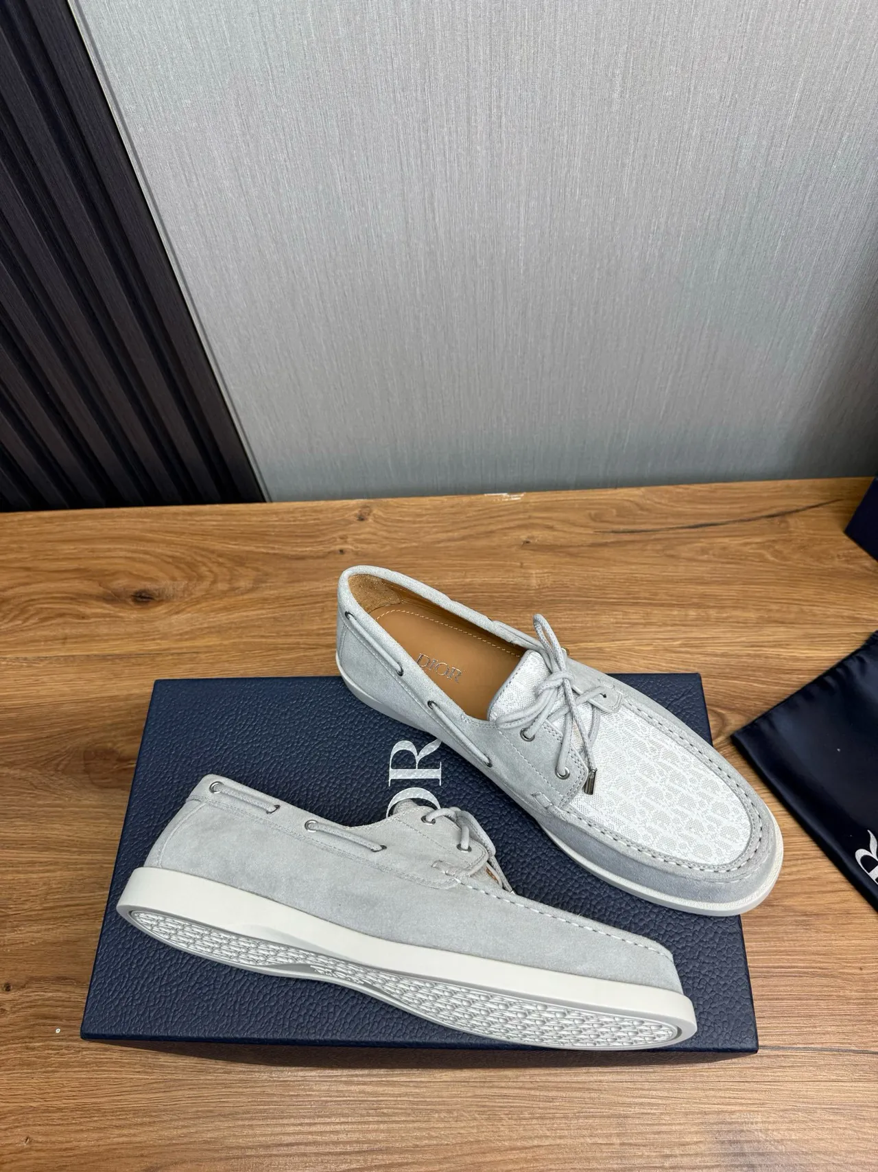 Zapatos de bote de ante gris blanco claro monogramado textil con punta de zapato 6