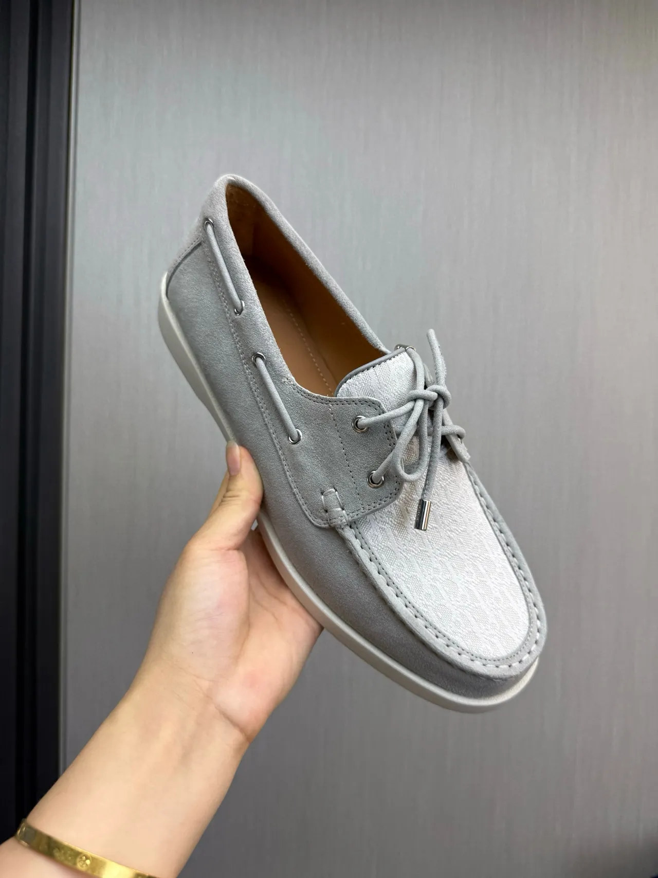 Zapatos de bote de ante gris blanco claro monogramado textil con punta de zapato 8