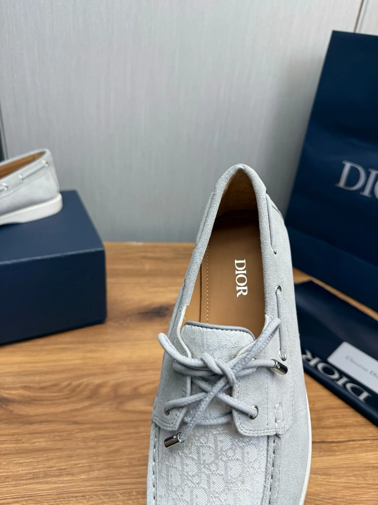 Zapatos de bote de ante gris blanco claro monogramado textil con punta de zapato 9