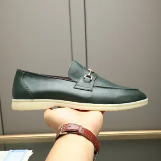 Mocassim de couro verde com fivela de cavalo