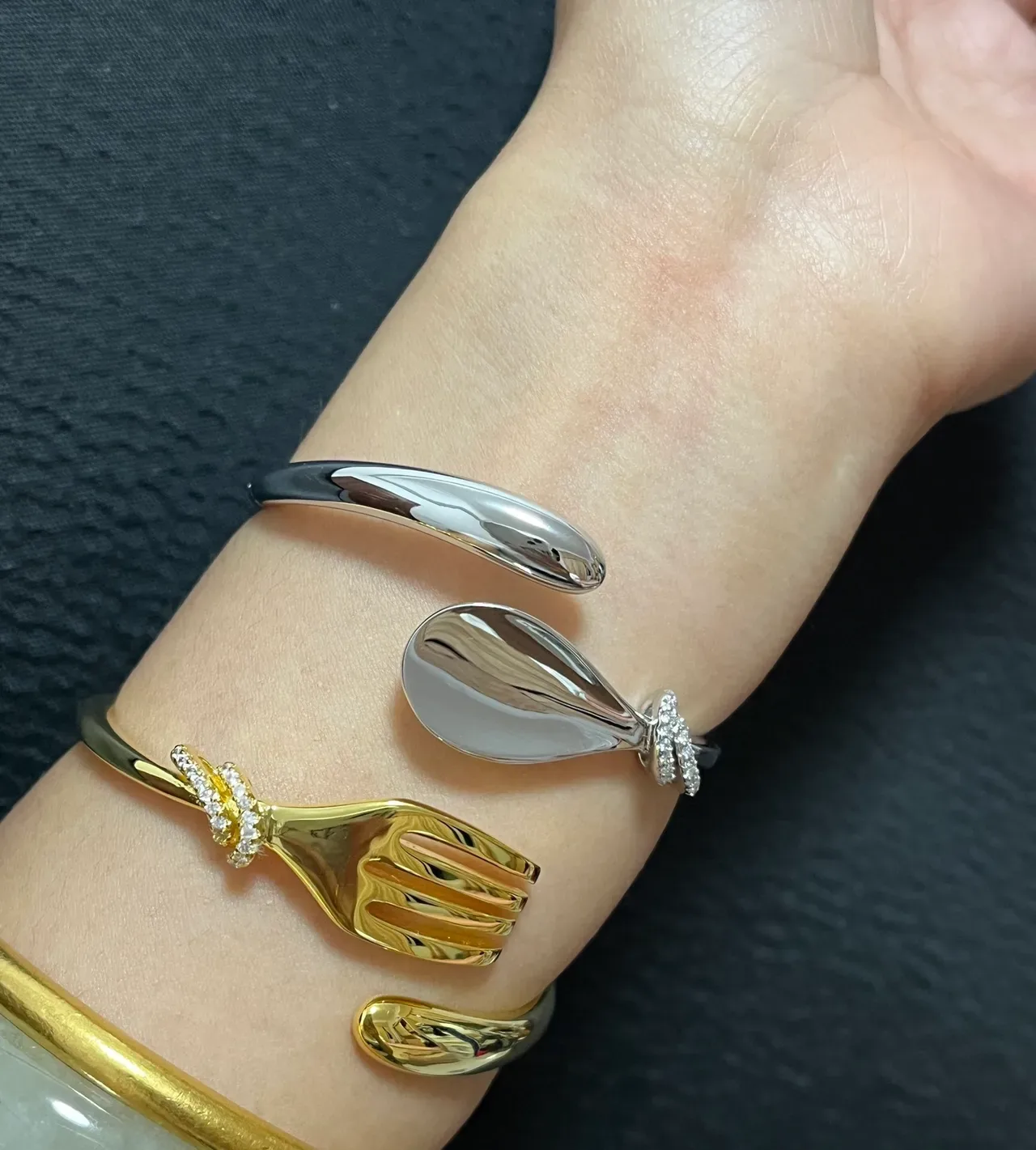 HEFANG Pulseira Aberta Motivo de Garfo Dourado Esmalte Cristal 2