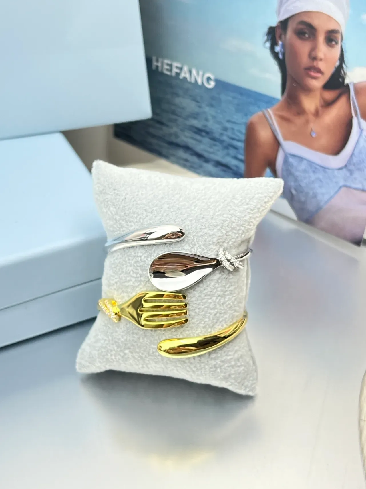 HEFANG Pulseira Aberta Motivo de Garfo Dourado Esmalte Cristal 3