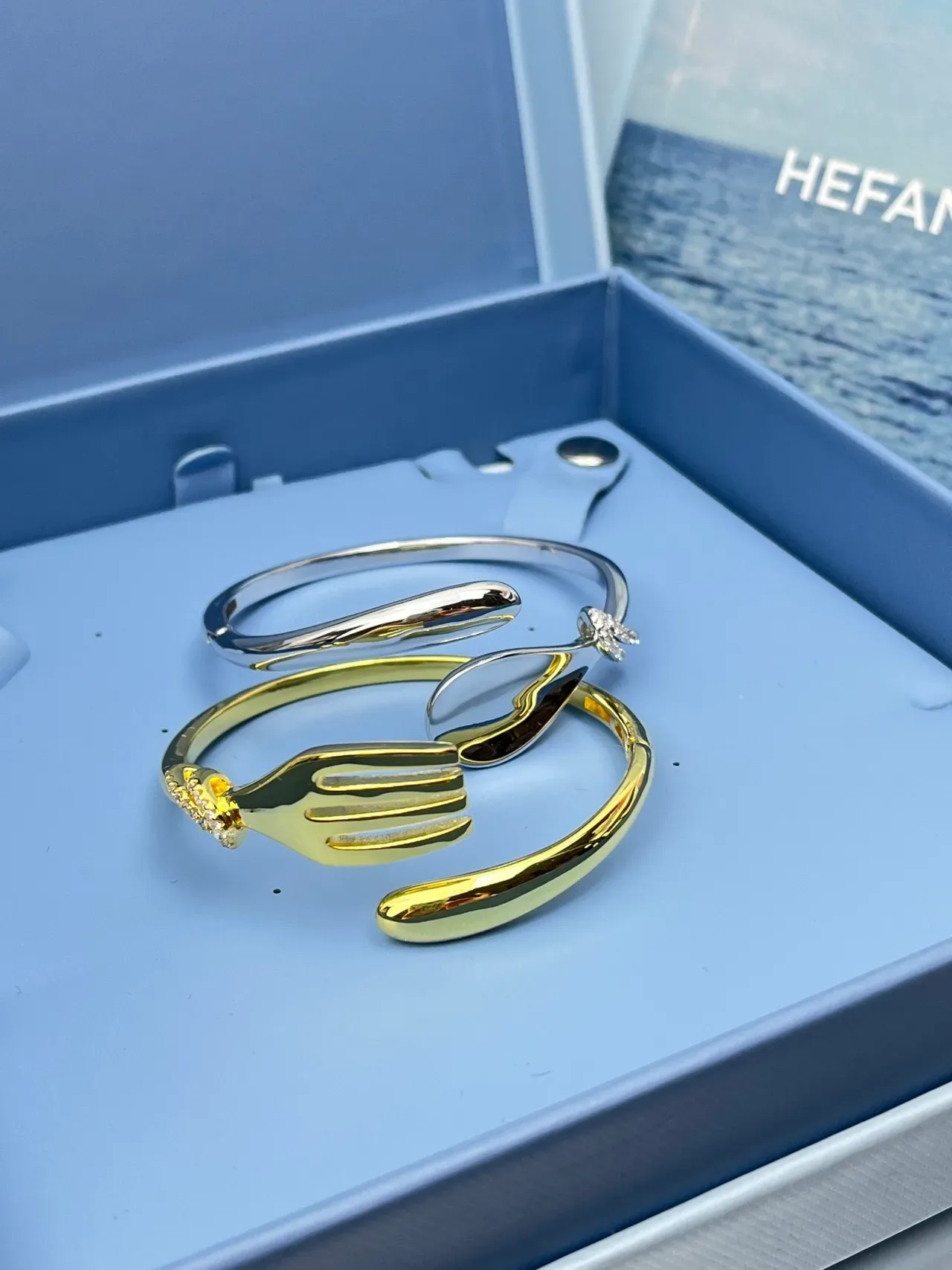 HEFANG Pulseira Aberta Motivo de Garfo Dourado Esmalte Cristal 7