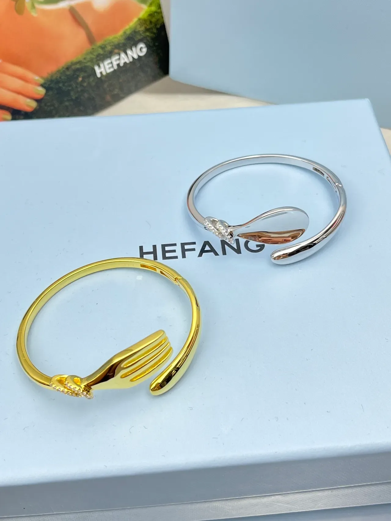 HEFANG Pulseira Aberta Motivo de Garfo Dourado Esmalte Cristal 9