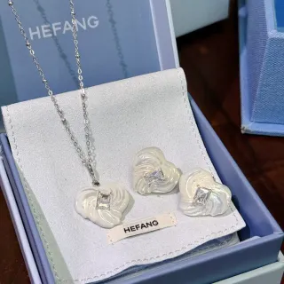 HEFANG সাদা রূপালী শেল-ইনস্পায়ার্ড সুইর্ল প্রিন্সেস-কাট স্টোন ইয়াররিংস