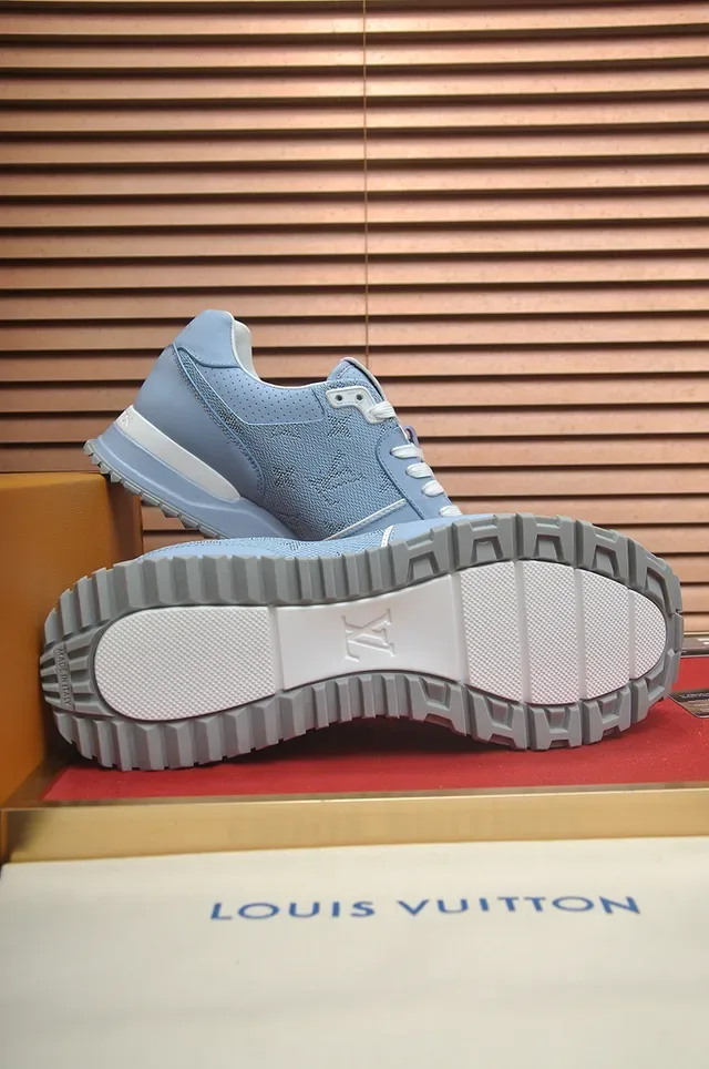 Zapatillas lifestyle azul claro con malla perforada y overlay sintético 3