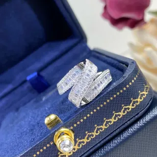 多排 Baguette-Cut Pave Twisted Band 戒指