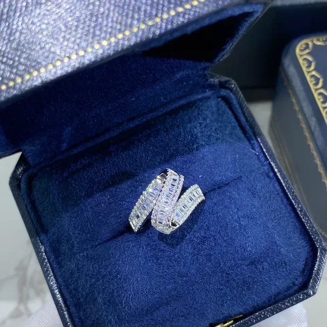 मल्टी-रो Baguette-Cut Pave Twisted Band अंगूठी 7