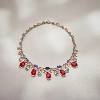 Collier en or multicolore avec multiples gemmes