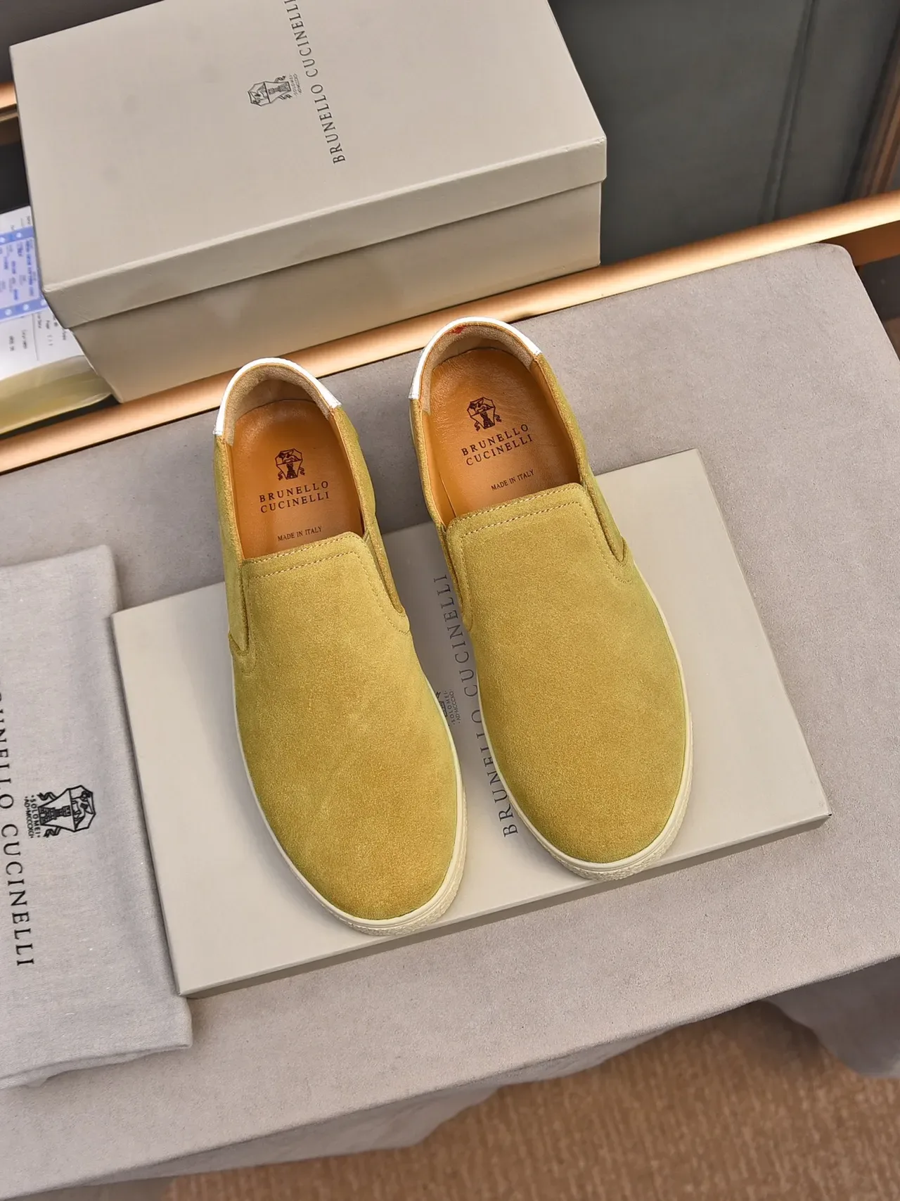 حذاء كاجوال من سويد أصفر خردل slip-on 2
