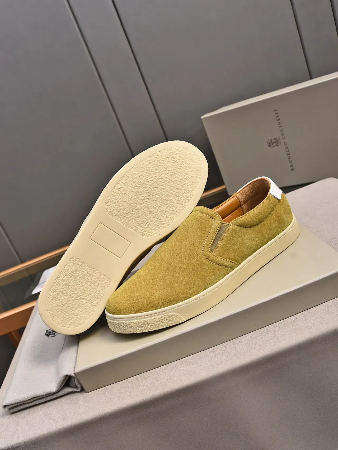 حذاء كاجوال من سويد أصفر خردل slip-on 4