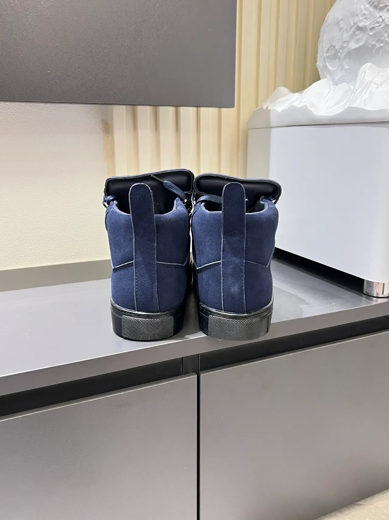 Tênis Navy Black de camurça com silhueta alta 2