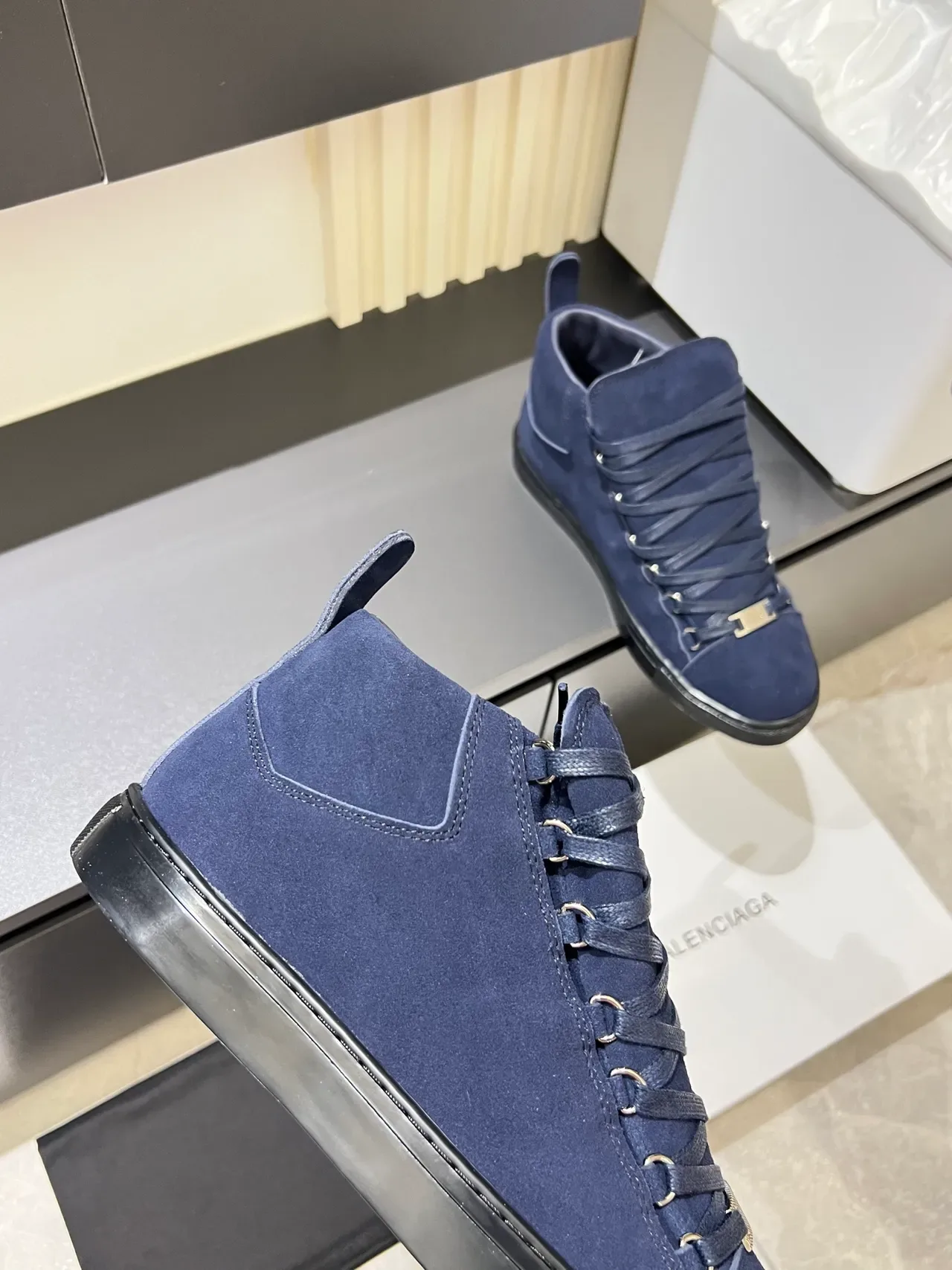 Tênis Navy Black de camurça com silhueta alta 3