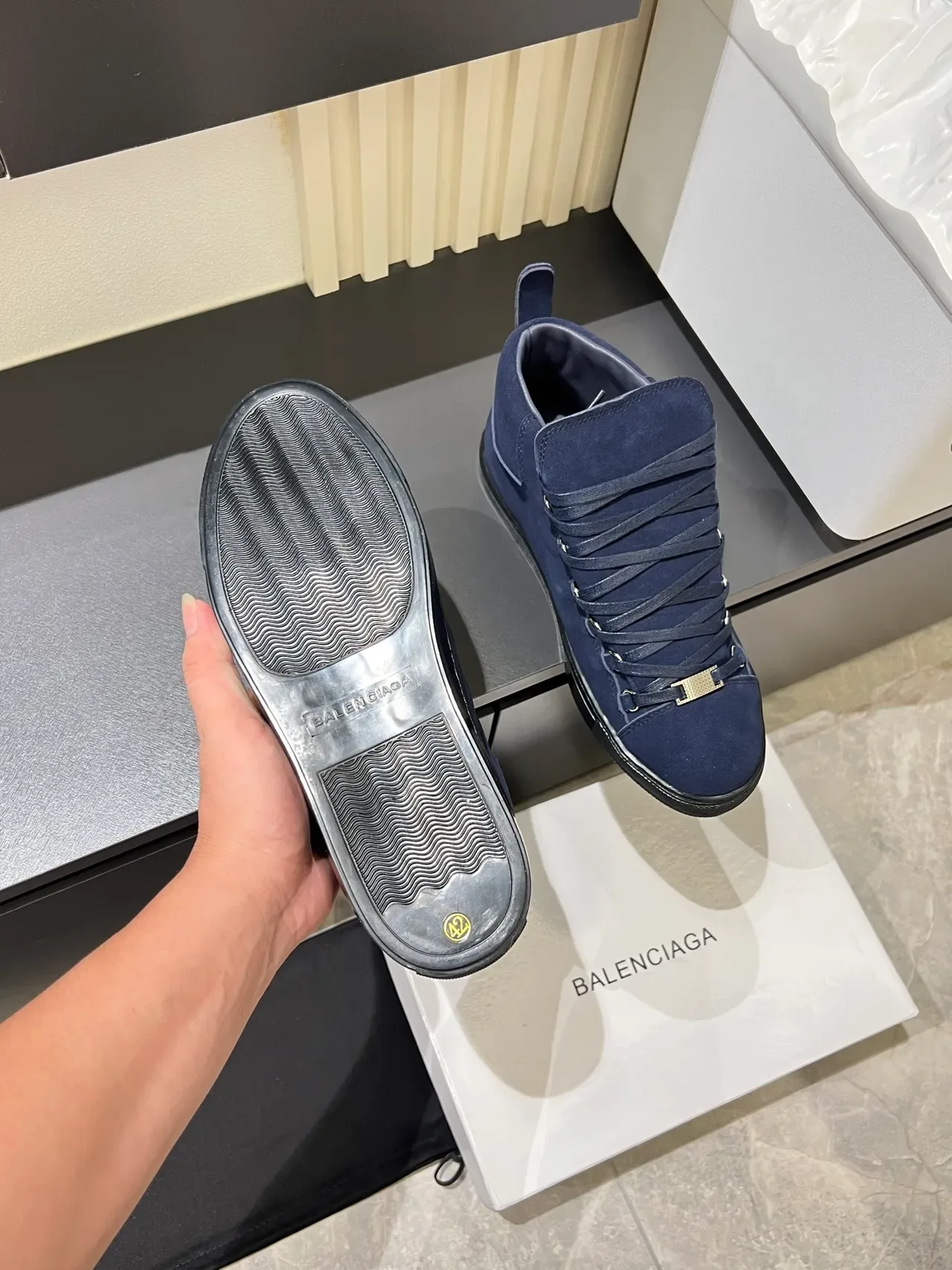 Tênis Navy Black de camurça com silhueta alta 4